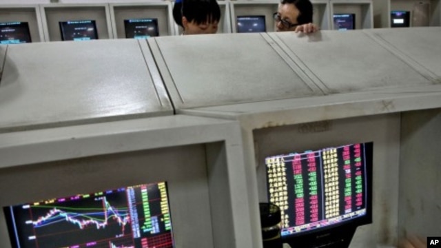 Chinese investors chat over stock prices at a securities house in Beijing, August 11, 2011