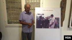 Gunnar Bergstrom pictured with a photograph of his meeting with Khmer Rouge cadres during his visit to Cambodia in 1978 at SRI Arts Gallery of the Documentation Center of Cambodia in Phnom Penh, September 12, 2016. (Nem Sopheakpanha/VOA Khmer)