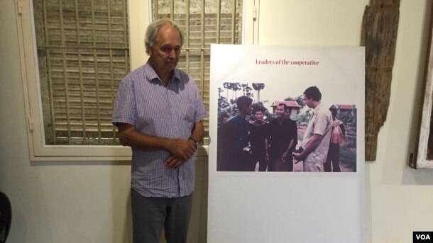 Gunnar Bergstrom pictured with a photograph of his meeting with Khmer Rouge cadres during his visit to Cambodia in 1978 at SRI Arts Gallery of the Documentation Center of Cambodia in Phnom Penh, September 12, 2016. (Nem Sopheakpanha/VOA Khmer)