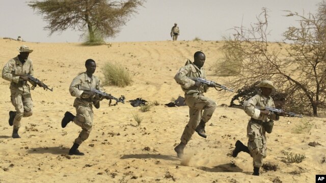 Sojojin Mali su na horaswa a kusa da birnin Timbuktu a shekarar 2012, kafin yankiin ya fada hannun masu kishin Islama.