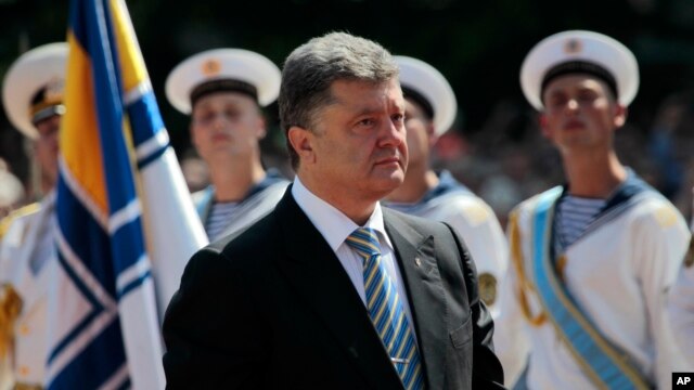 Tân Tổng thống Ukraine Petro Poroshenko tại quảng trường Sophia sau lễ nhậm chức, 7/6/2014.