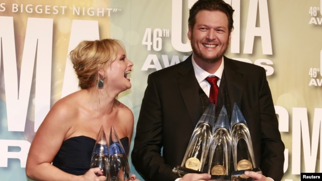 Miranda Lamert y su esposo Blake Shelton posan con sus galardones recibidos durante la 46 Entrega de Premios de la Asociación de Música Country, en Nashville, Tenesi, el 1 de noviembre de 2012.