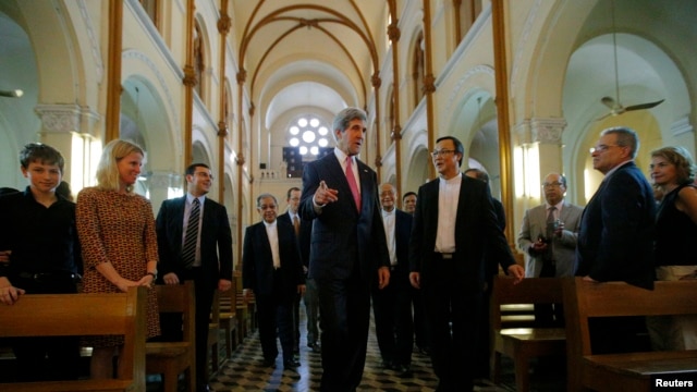 Ngoại trưởng Hoa Kỳ John Kerry dự Thánh Lễ tại Nhà thờ Đức Bà ở Sài Gòn, ngày 14/12/2013.