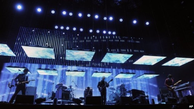 Ban nhạc Radiohead trong một buổi trình diễn hồi tháng 4, 2012