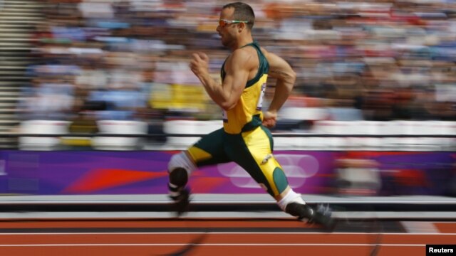 El deportista Oscar Pistorius le dio la vuelta a la pista en 45,44 segundos y quedó en segundo lugar en las eliminatorias.