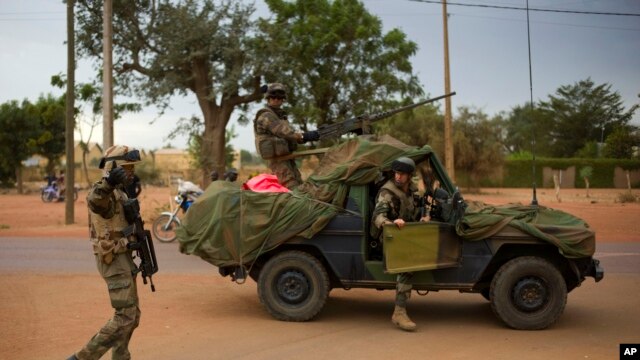 Des soldats français près de Sévaré