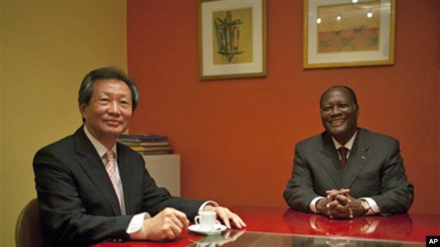 UN Secretary General's Special Representative in Ivory Coast, Young-jin Choi (l) and President Alessane Ouattara at the Golf Hotel in Abidjan (file photo)