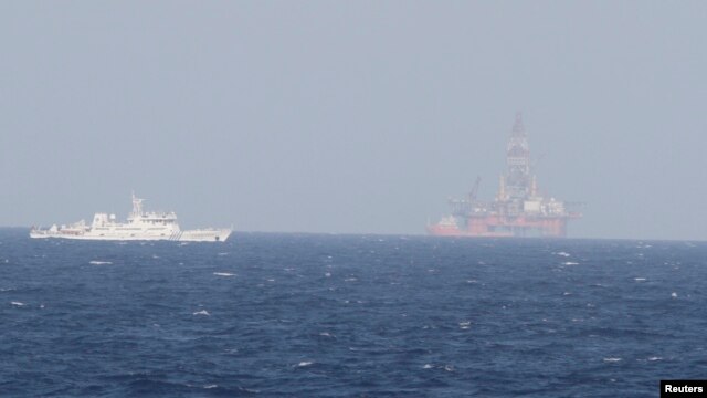 Tàu Trung Quốc gần giàn khoan Hải Dương ở Biển Ðông. 
