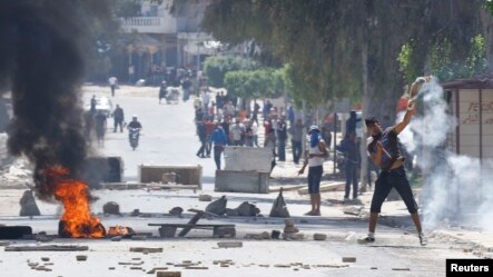 Supporters of Islamist group Ansar al-Sharia clash with riot police at Hai al-Tadamon in Tunis May 19, 2013. 
