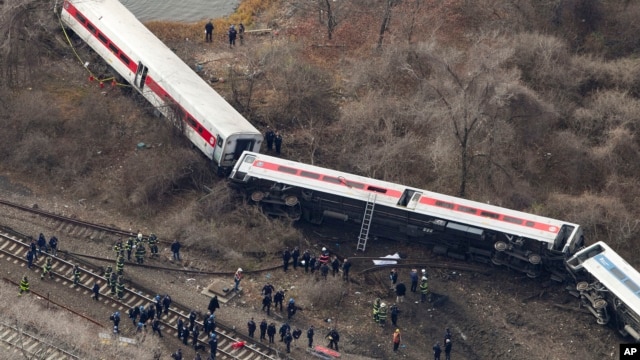 New York Train Derailment Kills 4, Injures 70