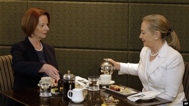Perdana Menteri Australia Julia Gillard (kiri) menjamu Menteri Luar Negeri Amerika, Hillary Clinton di Perth, Australia (13/11).