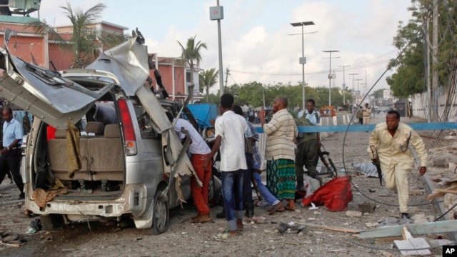 Cảnh sát Somalia chạy qua đống đổ nát bên ngoài Khách sạn Sahafi ở Mogadishu, ngày 1/11/2015. 