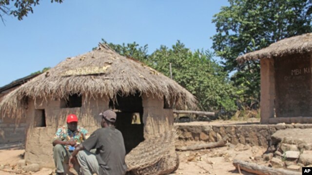 Interviewers conducting surveys in the Central African Republic received thorough training before heading out into the field. During the actual survey, interviewers spent an hour or more with each respondent.