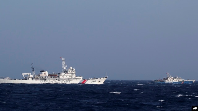 Tàu Tuần duyên Trung Quốc số hiệu 3411 (trái) và tàu Tuần duyên Việt Nam số hiệu 4032 trong khu vực Biển Đông mà cả hai đều tuyên bố thuộc lãnh hải của mình.