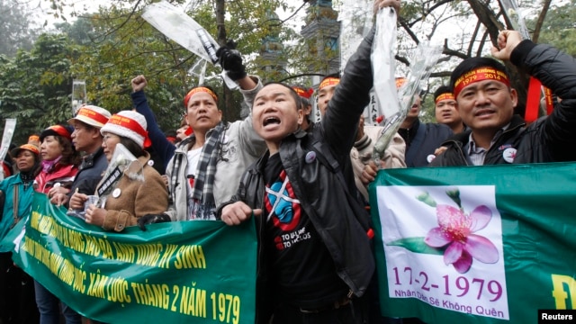 Người biểu tình hô khẩu hiệu chống Trung Quốc trong lễ tưởng niệm 35 cuộc chiến biên giới Việt-Trung tại Hà Nội, ngày 16/2/2014.