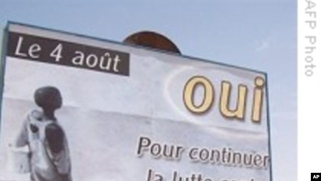 A billboard calling to vote Yes for the August O4, 2009 referendum on a new constitution adorns the streets of Niamey, 01 Aug 2009