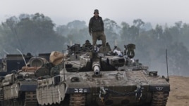 Israel đứng trước một chọn lựa giữa việc tiếp tục các cuộc không kích và một cuộc đổ bộ để 'xóa sạch' Hamas.