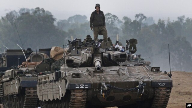 Binh sĩ Israel đứng trên một chiếc xe tăng tại khu vực gần biên giới Israel-Dải Gaza, ngày 20/11/2012.