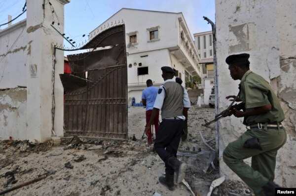 FILE - Somali police respond after al-Shabab attacked Maka al-Mukarama hotel in Mogadishu, March 27, 2015.