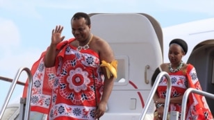King of Swaziland Mswati III (Front) and one of his 13 wives disembark from a plane after arriving at Katunayake International airport in Colombo, Sri Lanka, August 13, 2012. (Reuters)