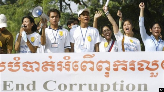 Social activists carry an anti-corruption banner during a rally in Phnom Penh, file photo. 