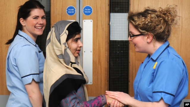 Malala Yousafzai chào từ giả nhân viên bệnh viện Queen Elizabeth trước khi rời bệnh viện