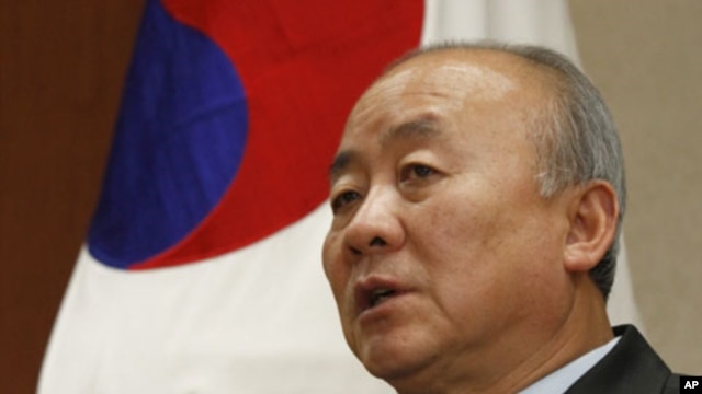 South Korean Unification Minister Yu Woo-ik (January 2012 file photo).   