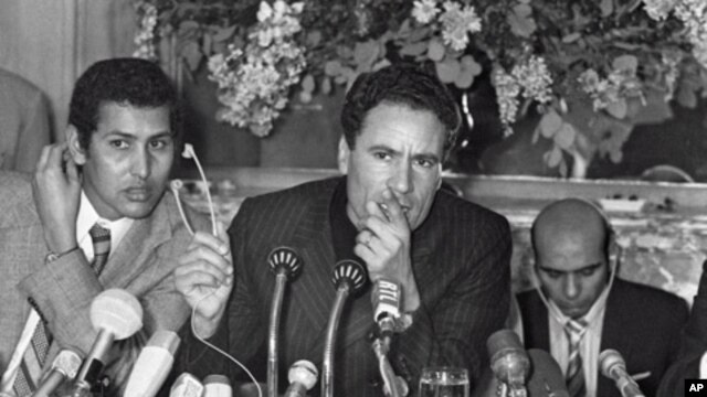 Libyan leader Moammar Gadhafi (C) speaks at a press conference in Paris, France, 1973. (file photo)