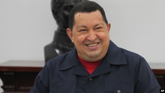 El presidente venezolano Hugo Chávez sonríe durante una reunión de ministros en el Palacio de Miraflores, en Caracas.