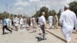 Warga Irak berkumpul di lokasi terjadinya ledakan bom di Baqouba, utara Baghdad, Irak (17/5). Seorang pejabat kepolisian anti-teror dan keluarganya dilaporkan tewas diserang kawanan bersenjata yang menerobos masuk ke rumahnya di kawasan pinggiran Baghdad, Sabtu (18/5). 