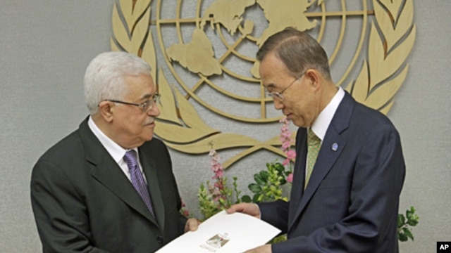 Palestinian President Mahmoud Abbas (l) gives a letter requesting recognition of Palestine as a state to UN Secretary-General Ban Ki-moon, Sept. 23, 2011.