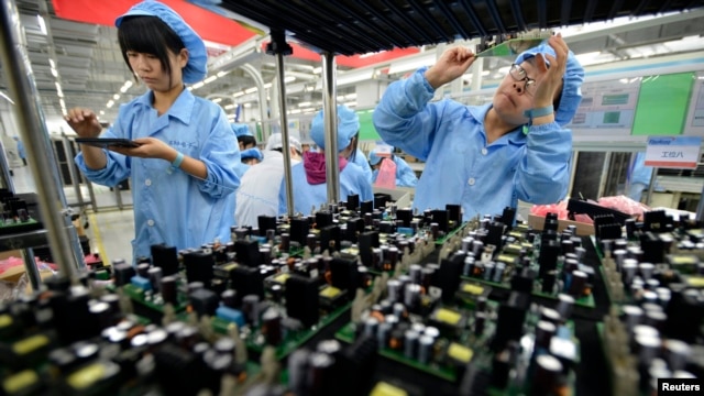 Nhân viên Trung Quốc làm việc trên một dây chuyền sản xuất tại nhà máy FiberHome Technologies Group ở Vũ Hán, tỉnh Hồ Bắc.