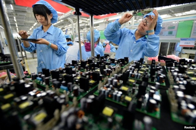 Công nhân làm việc tại nhà máy ở Vũ Hán, tỉnh Hồ Bắc, Trung Quốc.