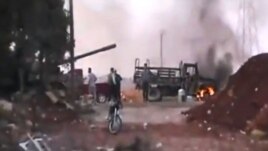  Sòlda Lame Lib Siryèn nan ap goumen nan vilaj Anadan, sou yon distans 16 kilomèt ak vil Alèp -- 30 jiyè 2012.