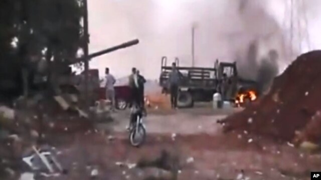 Ảnh trích từ một video nghiệp dư thu hình khu Anadan cách thành phố Aleppo 16 kilomet, 30/7/12