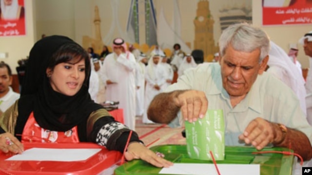 A Bahraini man votes in parliamentary elections, 23 Oct 2010