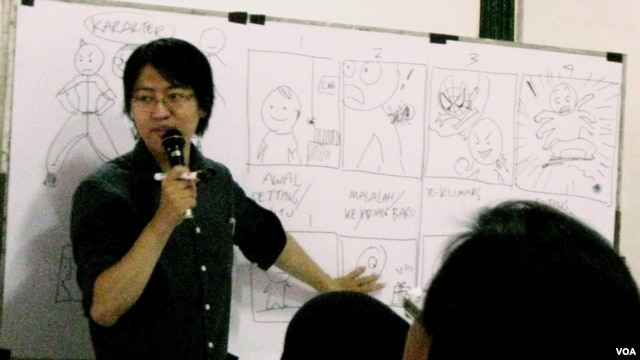 Komikus Is Yuniarto menjadi pembicara dalam acara Heritage Camp di Yogyakarta. (VOA/Munarsih Sahana)