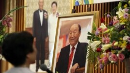 A woman pays respect to the Rev. Sun Myung Moon at a Unification Church in Tokyo, September 3, 2012. 