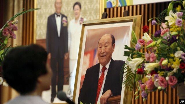 A woman pays respect to the Rev. Sun Myung Moon at a Unification Church in Tokyo, September 3, 2012. 