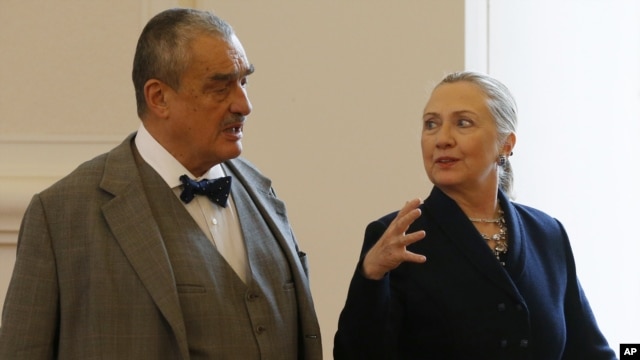 Bà Clinton và Bộ trưởng Ngoại giao Cộng hòa Séc Karel Schwarzenberg.