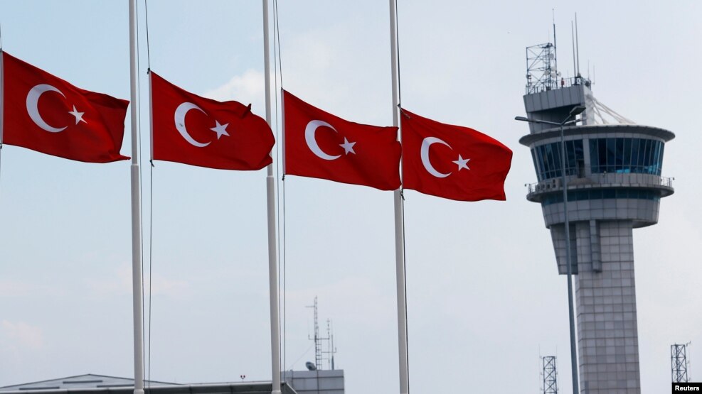 Banderas a media asta rinden homenaje a las víctimas del ataque terrorista en el Aeropuerto Ataturk de Estambul.