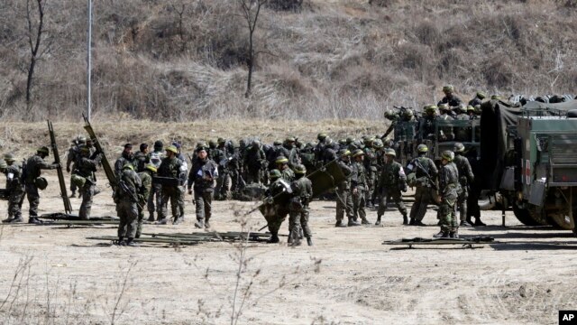 ေတာင္ကိုရီးယားစစ္သည္ေတြ စစ္ေရးေလ့က်င့္မႈ လုပ္ေဆာင္ေနစဥ္ (၂၉ မတ္ ၂၀၁၃)