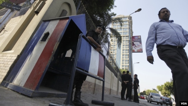 A riot policeman stands guard outside the French embassy in Cairo, September 19, 2012.