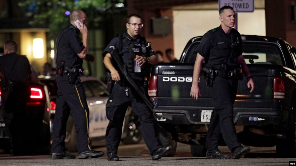 Cảnh sát tập trung tại trung tâm Dallas, bang Texas, vào sáng sớm 8/7/2016 sau vụ người biểu tình bắn vào cảnh sát.