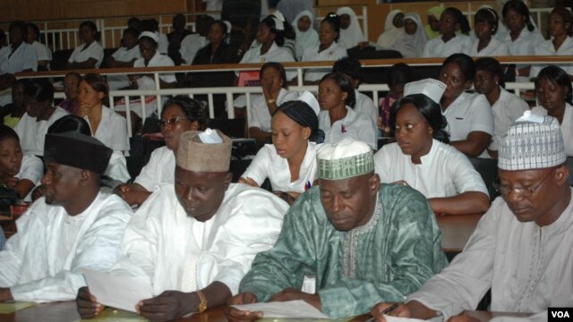 New midwives prepare for their assignments. (VOA / S. Elijah)