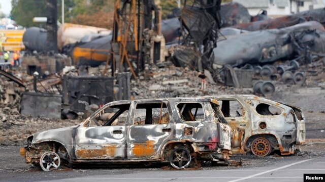 Những chiếc xe bị cháy gần khu vực đoàn tàu ở Lac Megantic, 9/7/2013