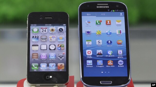 Samsung Electronics' Galaxy S III, right, and Apple's iPhone 4S are displayed at a mobile phone shop in Seoul, South Korea, August 24, 2012.