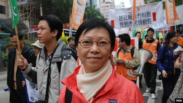 Ribuan warga turun ke jalan-jalan untuk memprotes pemimpin Hong Kong dukungan Tiongkok Leung Chun-Ying minggu ini (foto: dok). Para wartawan mendesak Leung Chun-Ying mencabut RUU kontroversial yang membatasi informasi. 