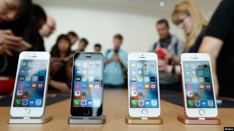 Điện thoại iPhone được trưng bày tại trụ sở của Apple ở Cupertino, California, 21/3/2016.