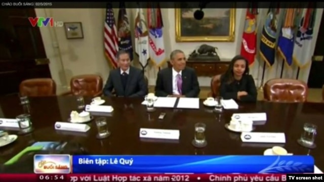 Hình ảnh cuộc gặp giữa Tổng thống Obama và blogger Điếu Cày xuất hiện trong bản tin của Đài Truyền hình Việt Nam VTV.